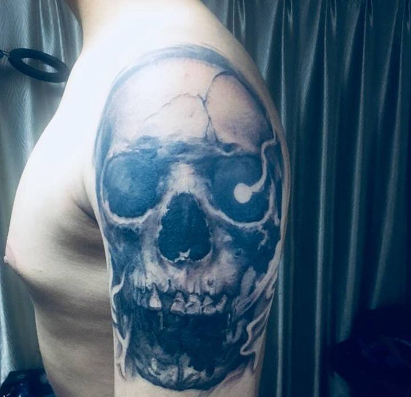 看着你纹身图片_手臂欧美写实纹身图案