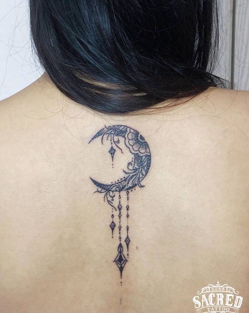 月亮吊坠纹身图片_背部几何小清新月亮纹身图案