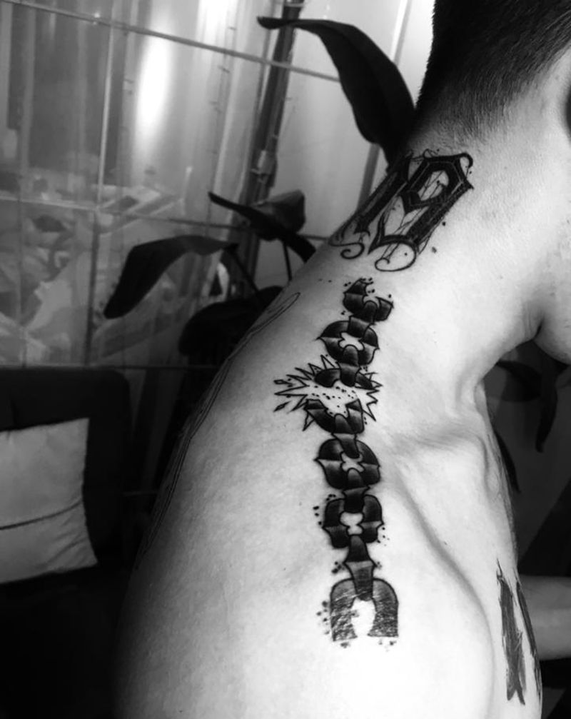 链子纹身图片_肩部纹身图案