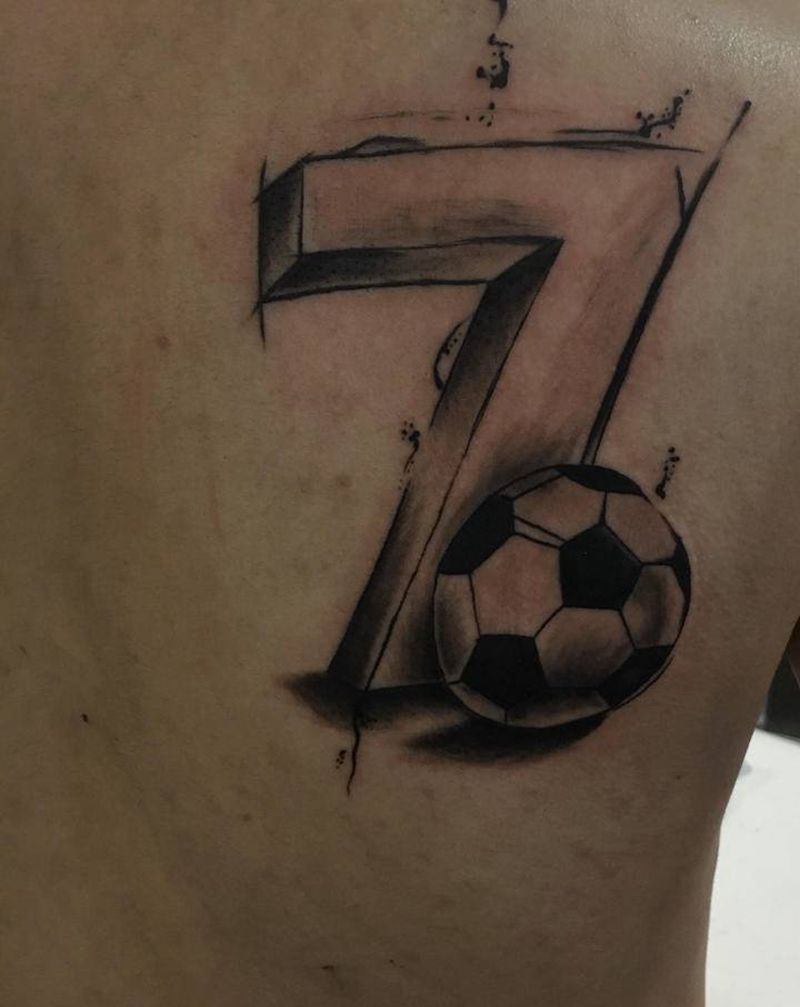 足球纹身图片_背部纹身图案
