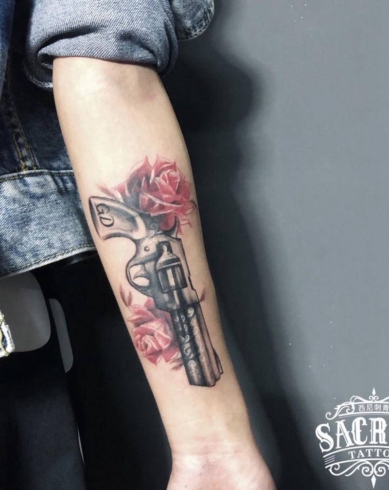 枪·玫瑰(遮盖)纹身图片_手臂手部欧美写实New School遮盖覆盖纹身图案