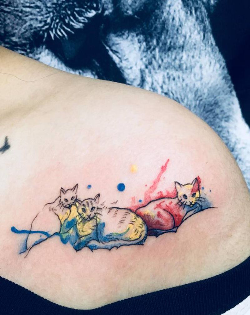 猫咪全家福纹身图片_胸部水彩纹身图案