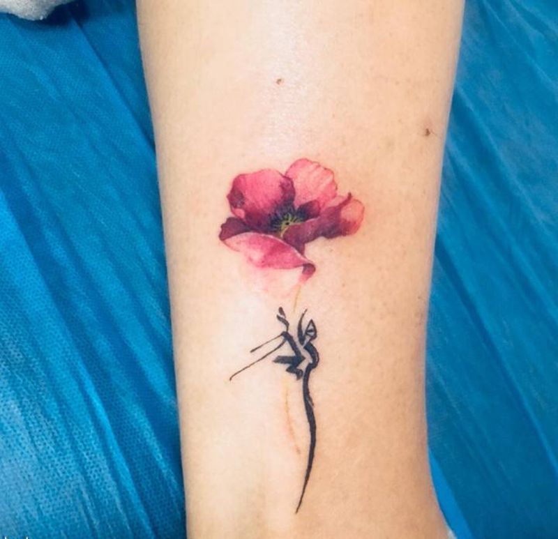 Wo 的花纹身图片_腿部水墨纹身图案