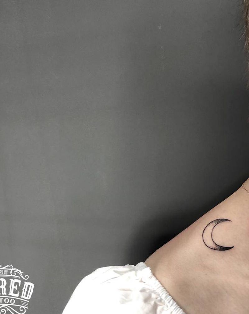 月纹身图片_颈部肩部点刺月亮纹身图案