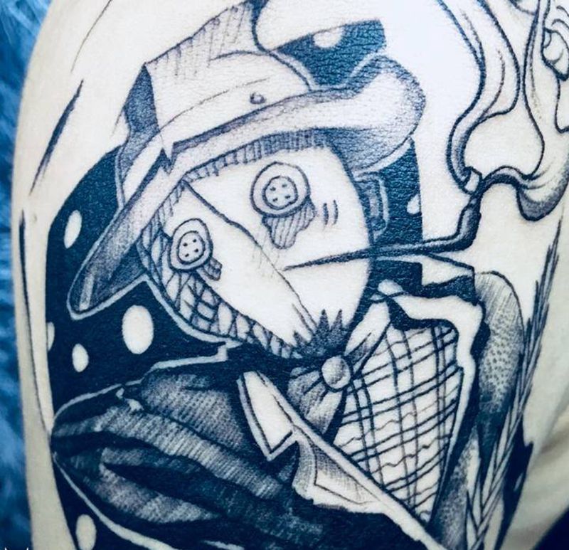 戴帽子的小男孩纹身图片_手臂点刺甩针纹身图案