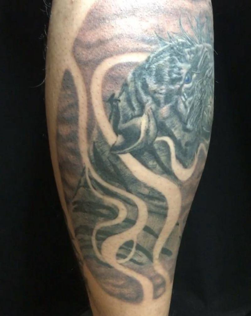 蝶恋虎，出师后的处女作纹身图片_腿部欧美写实纹身图案