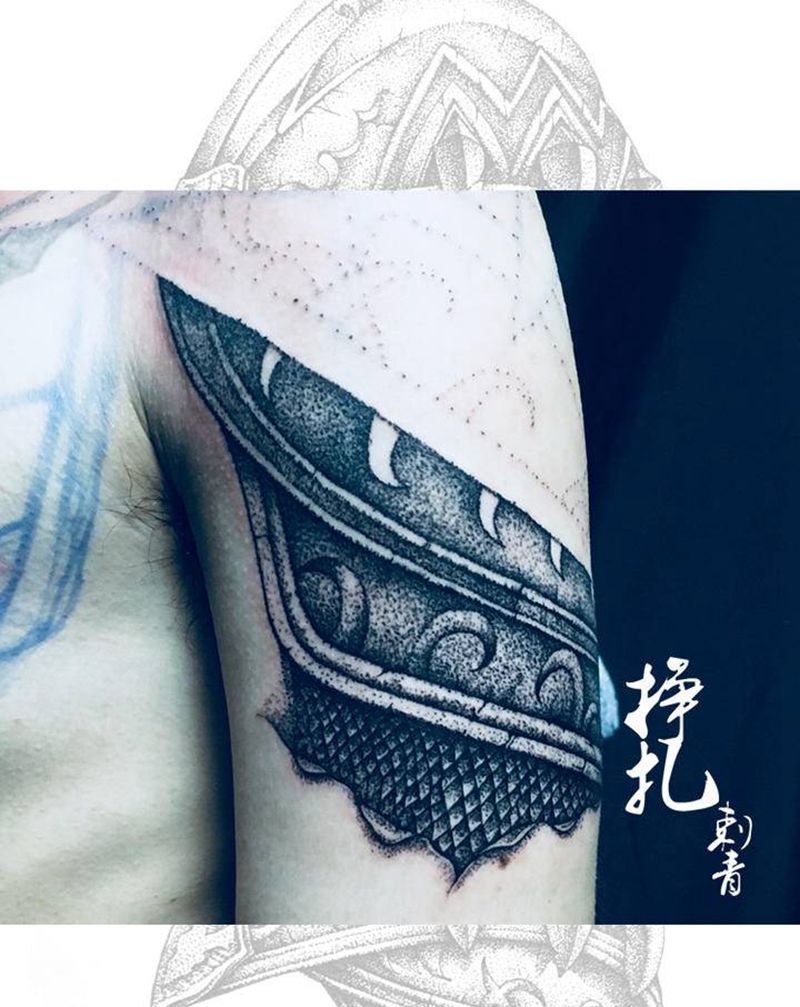 关于半甲纹身图片_手臂点刺盔甲纹身图案