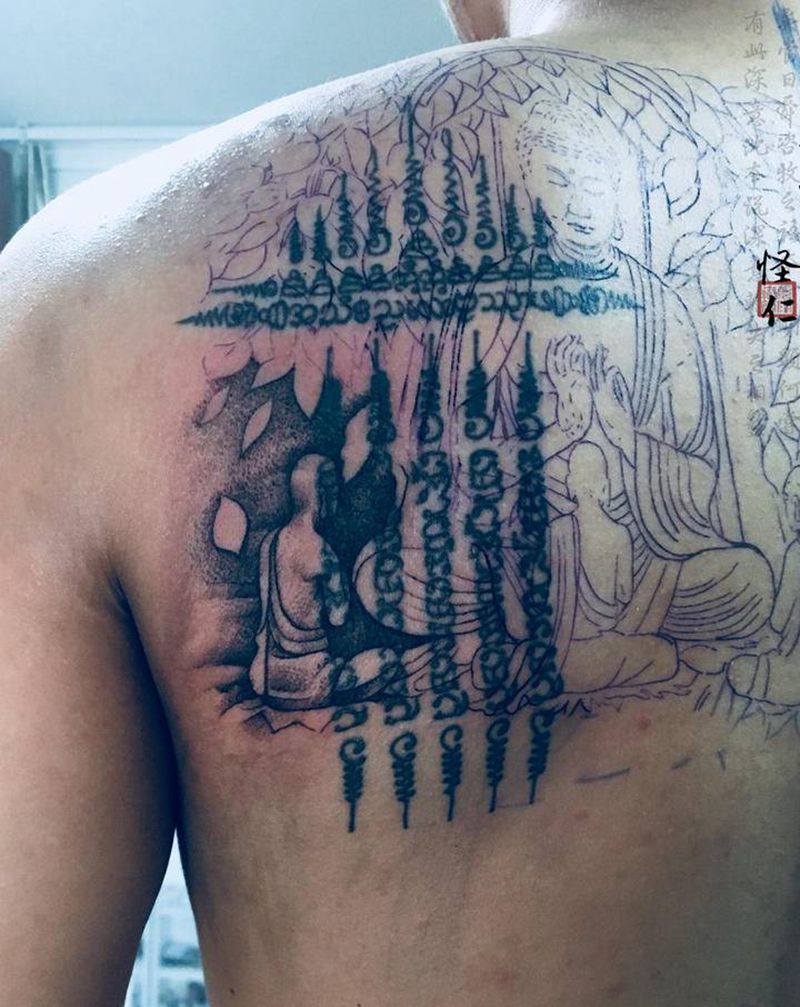 愿我详合纹身图片_背部点刺佛纹身图案