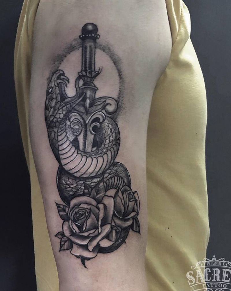花与蛇纹身图片_手臂点刺蛇匕首剑纹身图案