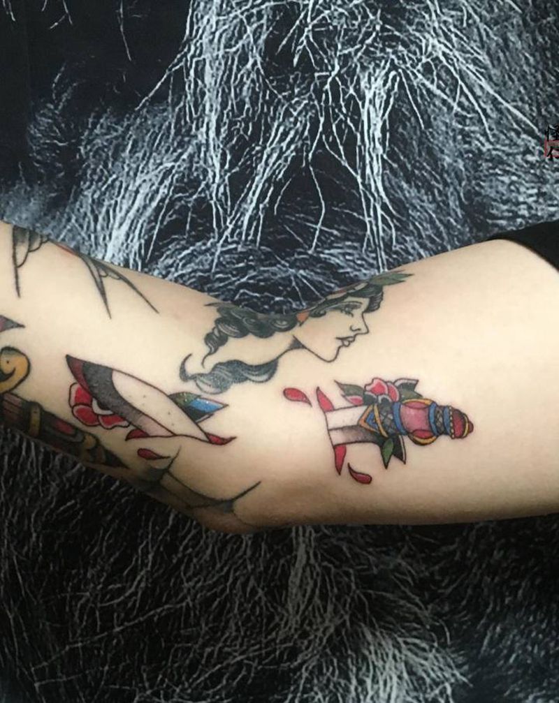 匕首纹身图片_手臂Old School匕首纹身图案