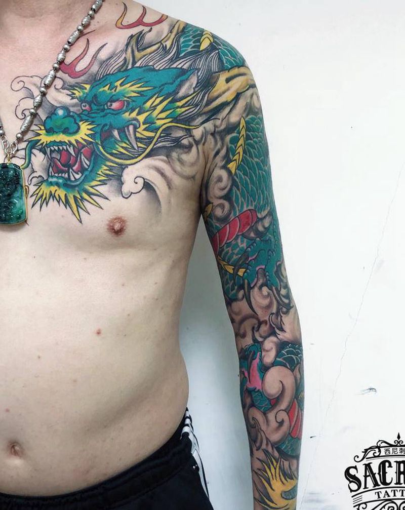 半胛龙纹身图片_胸部手臂新传统过肩龙花臂龙纹身图案