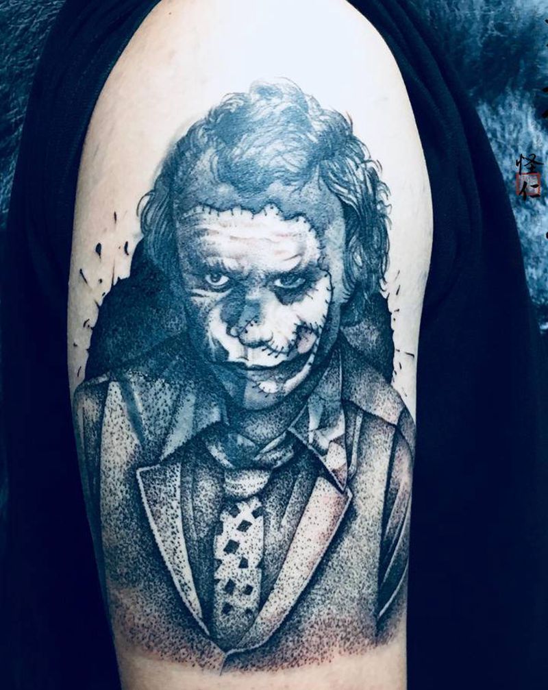 小丑的多面性纹身图片_手臂点刺水墨小丑纹身图案