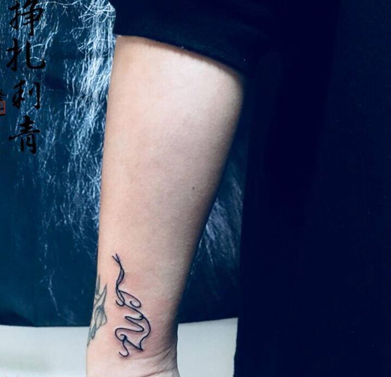 某纹身图片_手臂花体字纹身图案