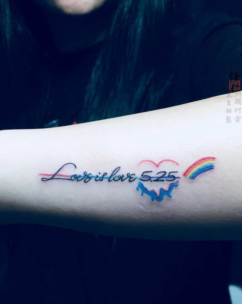 Love is love纹身图片_手臂水彩纹身图案