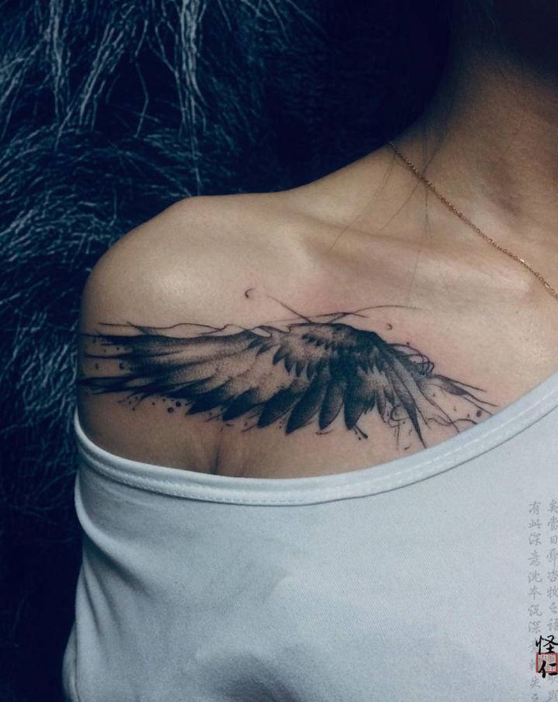 阿哈纹身图片_胸部点刺翅膀纹身图案