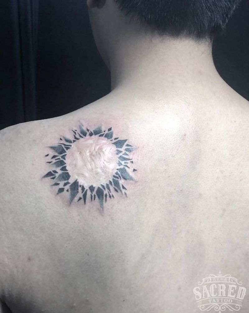 太阳纹身图片_背部几何水墨太阳纹身图案