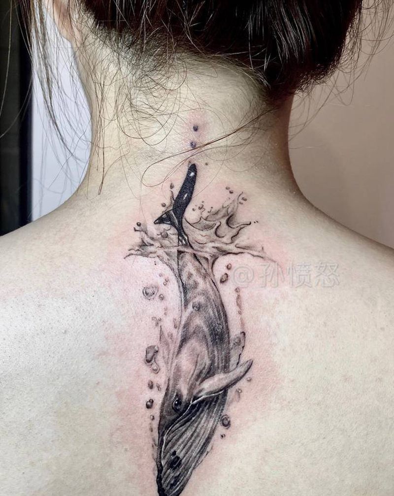 #纹身图片_背部鲸纹身图案