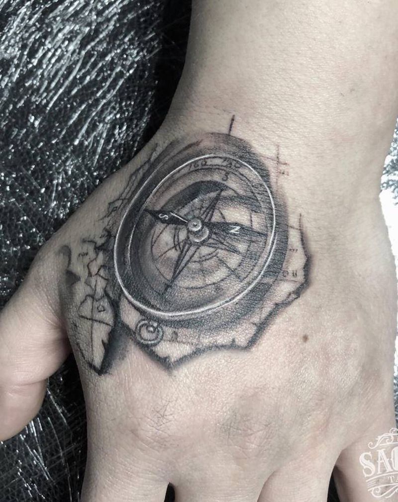 指南针(遮盖)纹身图片_手部欧美写实航海图纹身图案