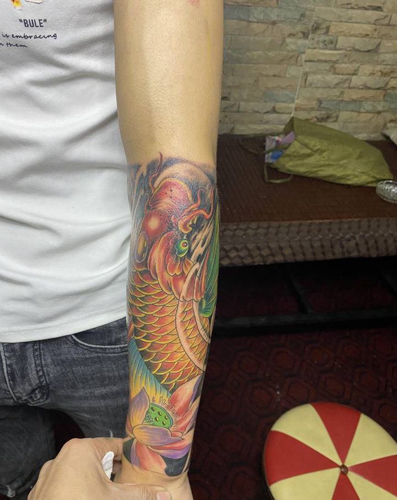 鱼纹身图片_手部纹身图案