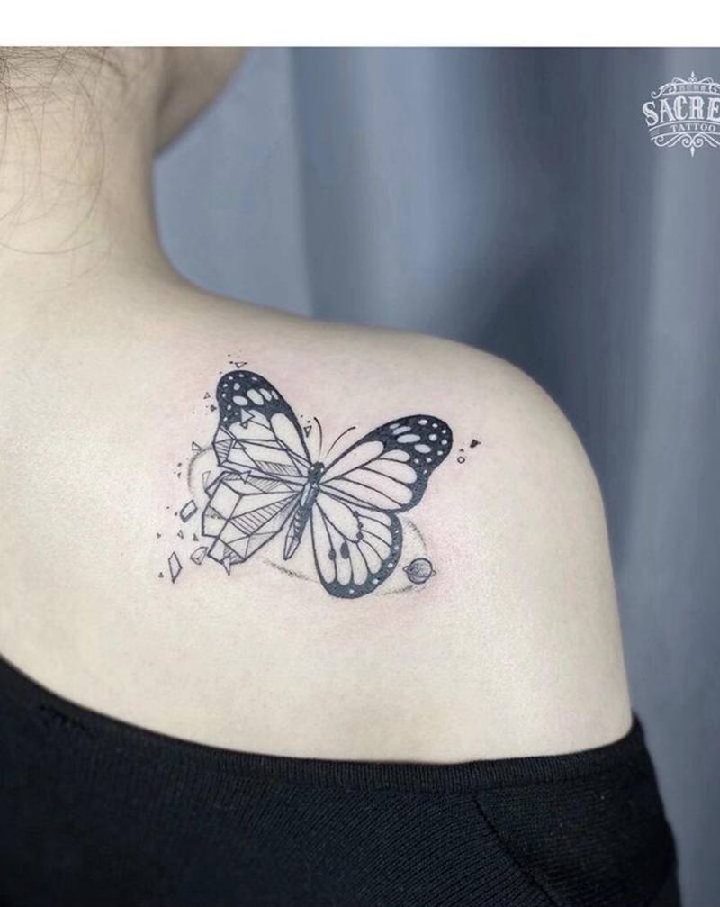 伴纹身图片_背部几何蝴蝶星球情侣纹身图案