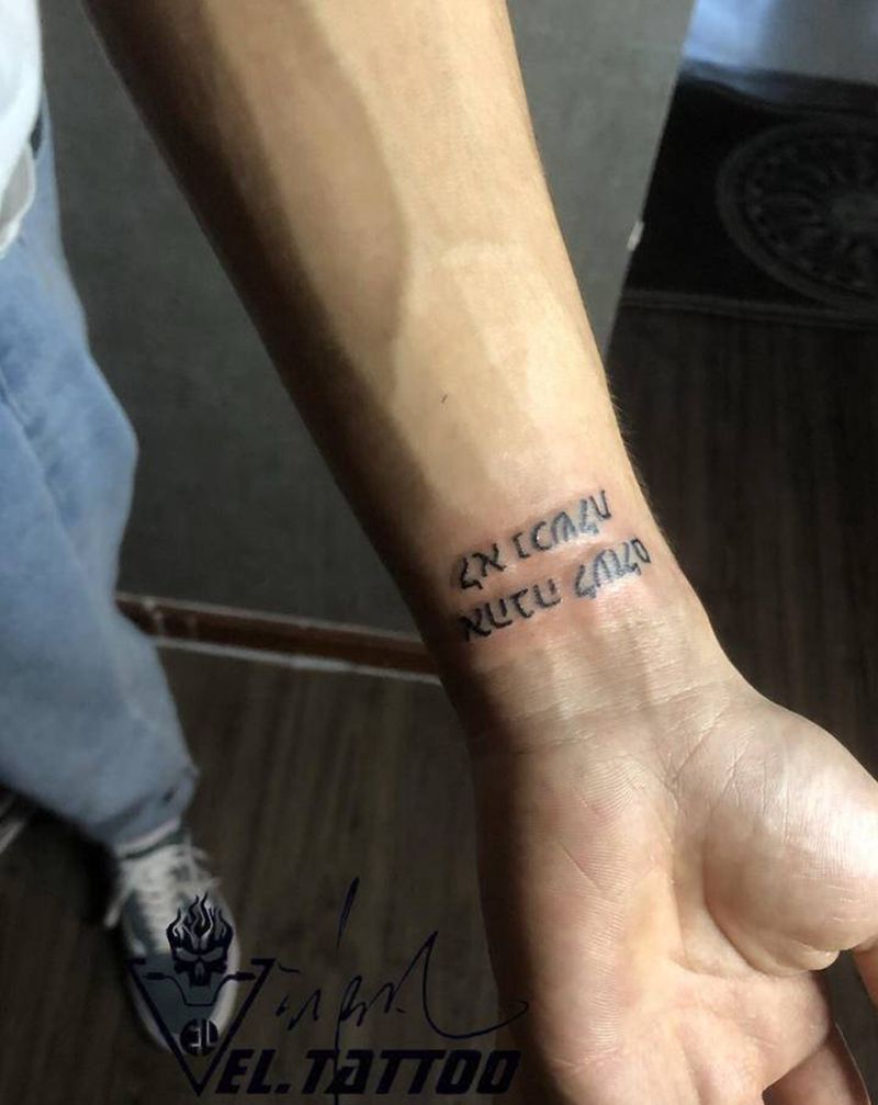 小字体纹身图片_手部手臂几何纹身图案