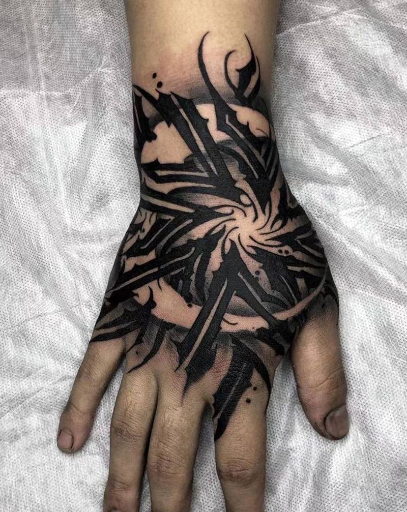 重型哥特纹身图片_手部花体字纹身图案