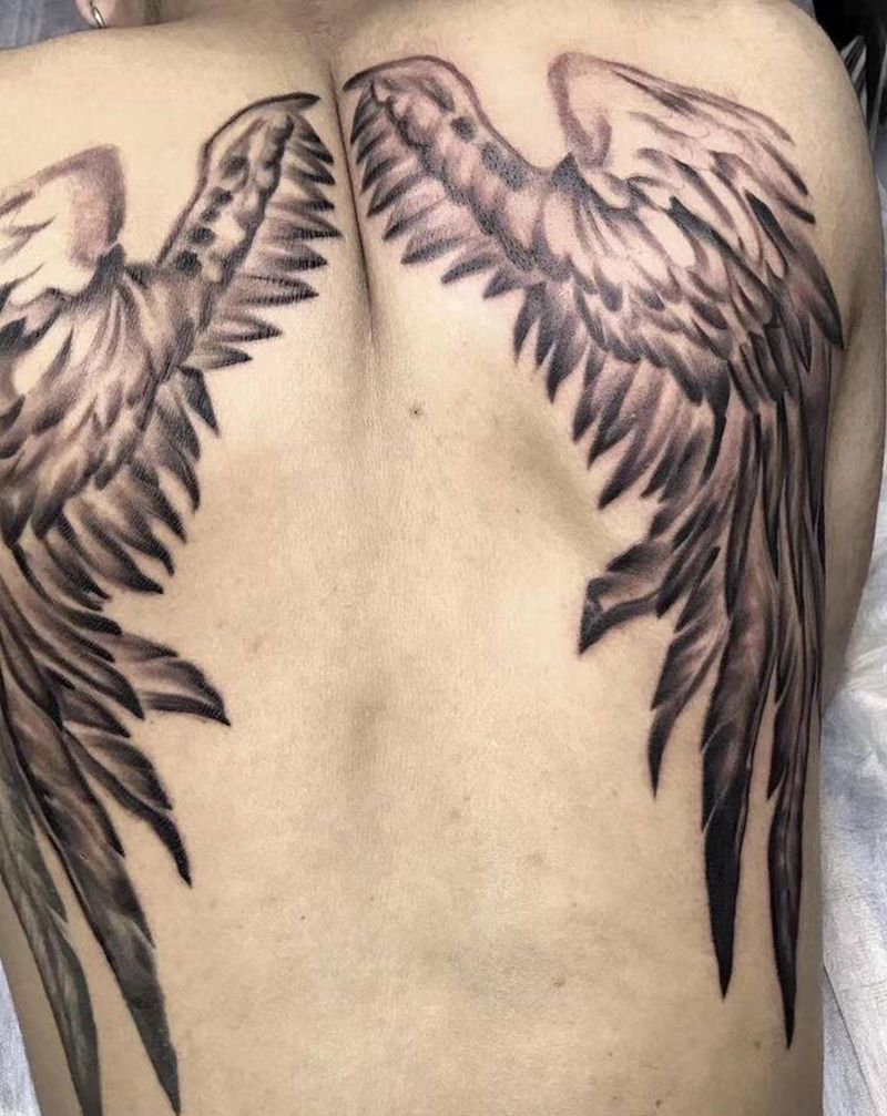 翅膀纹身图片_背部欧美写实纹身图案