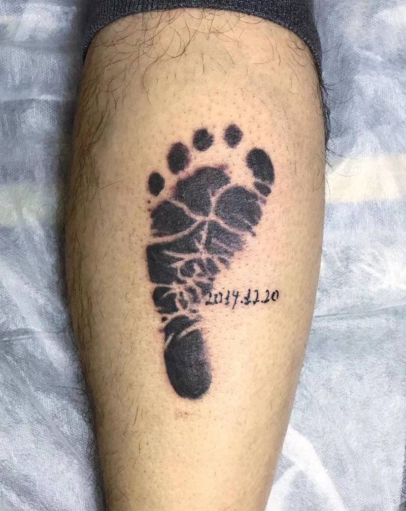 脚印纹身图片_腿部欧美写实纹身图案