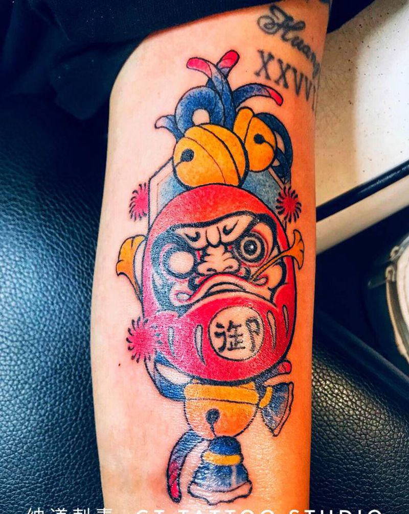 达摩蛋御守纹身图片_手部新传统纹身图案