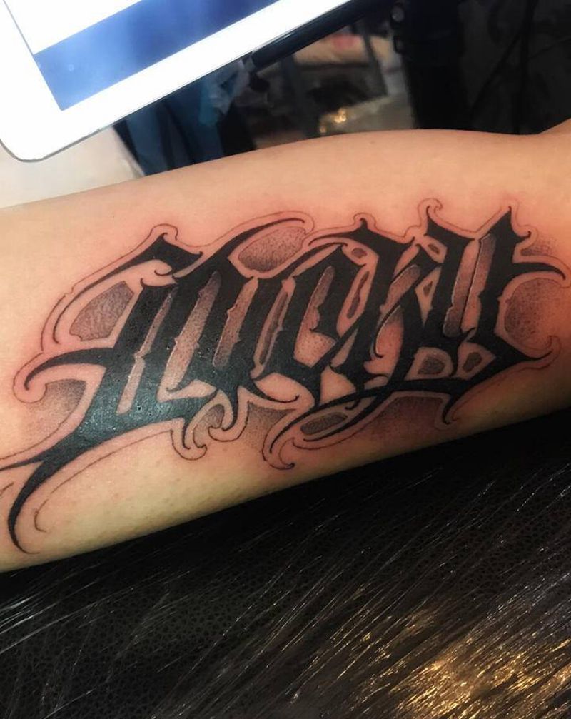 幸运Lucky纹身图片_手部花体字纹身图案