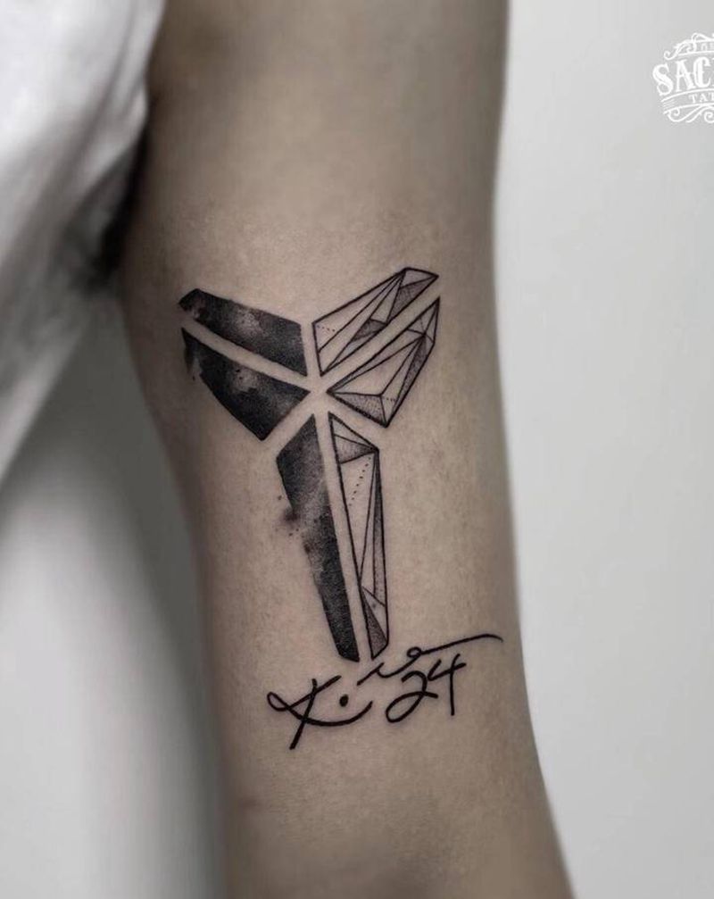 纪念纹身图片_手臂科比黑曼巴纹身图案