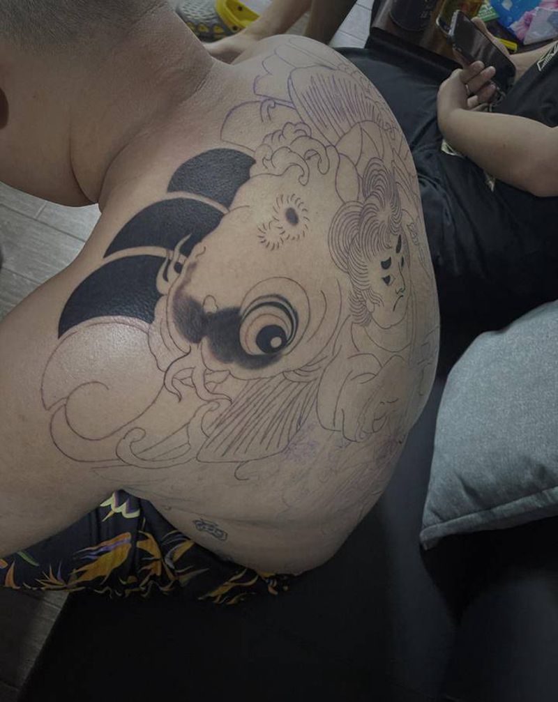 客人撑不住了   待续吧纹身图片_背部腰部老传统纹身图案