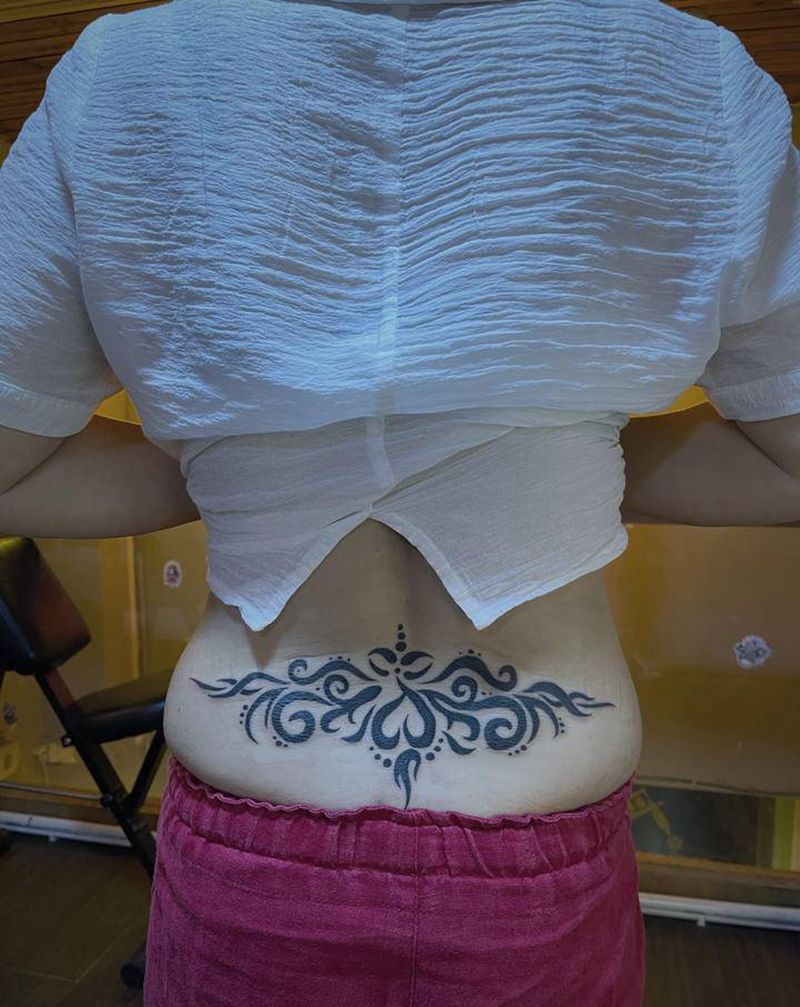 驻店师傅作业纹身图片_臀部背部图腾纹身图案