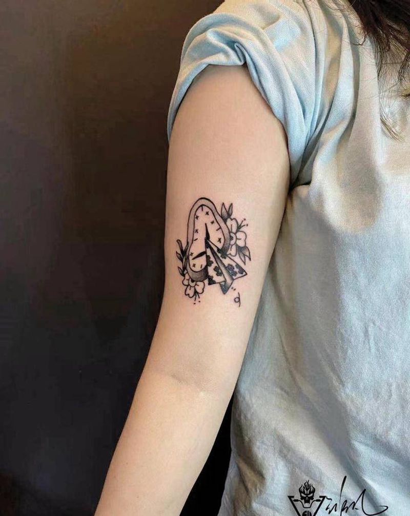 school纸飞机纹身图片_手臂Old School飞机 时钟纹身图案