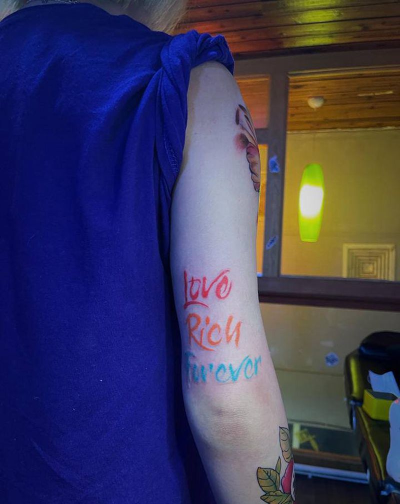 水彩英文纹身图片_手臂手部水彩纹身图案