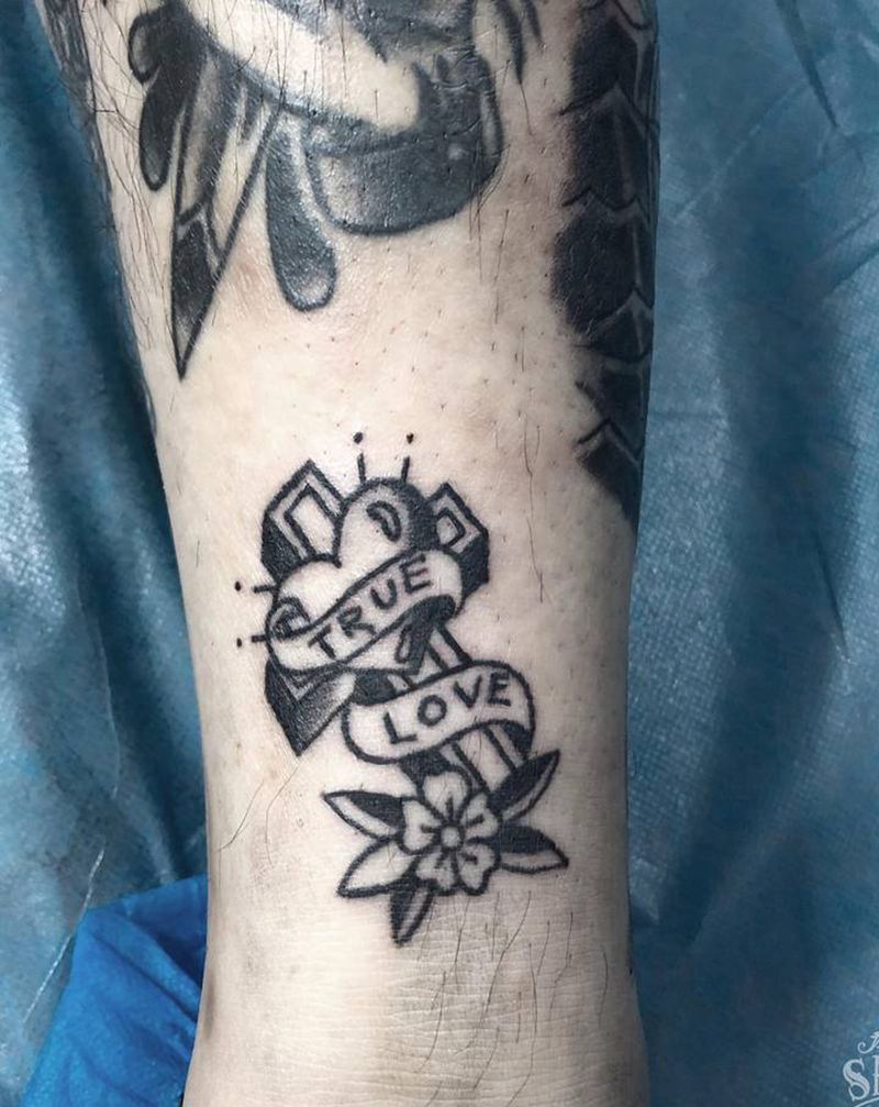 真爱十字架纹身图片_腿部Old School纹身图案