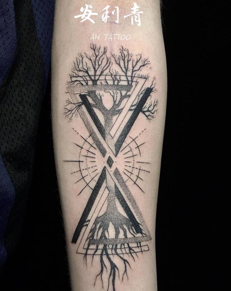 沙漏纹身图片_手臂手部几何点刺树时间纹身图案