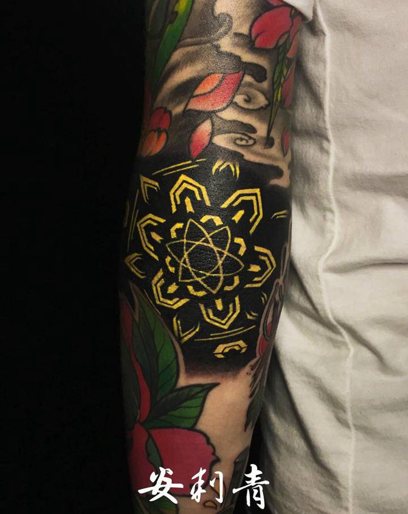 黑金纹身图片_手臂手部图腾几何手肘繁花对称纹身图案