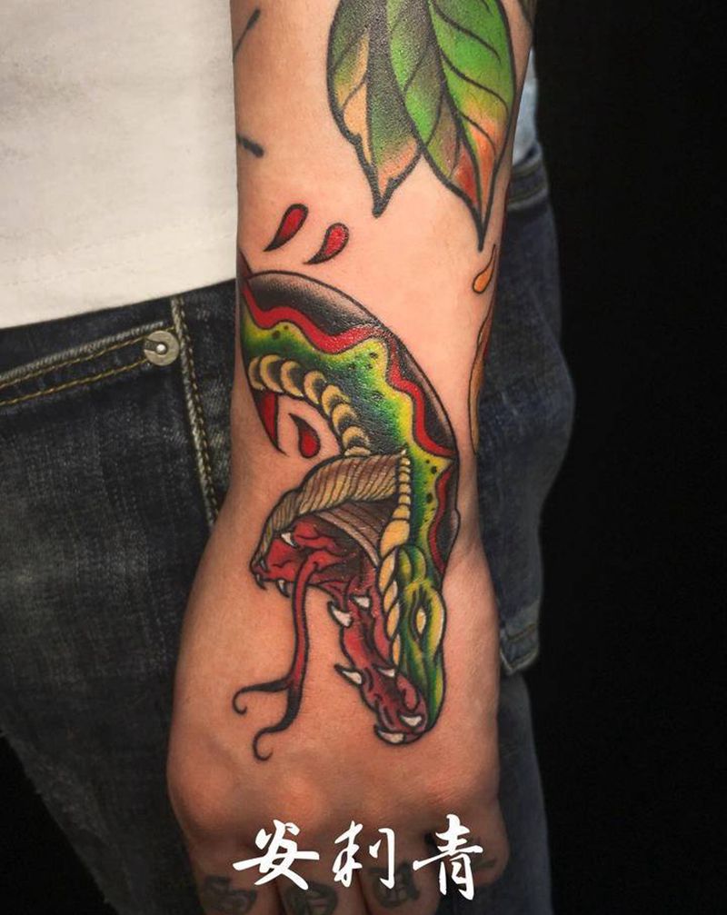 蛇纹身图片_手臂手部Old School蛇手背彩色纹身图案