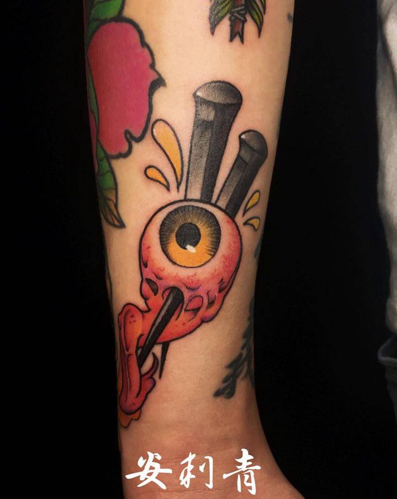 眼球纹身图片_手臂手部New School眼睛铁钉彩色纹身图案