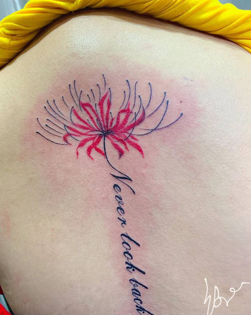 彼岸花纹身图片_背部肩部新传统水彩纹身图案