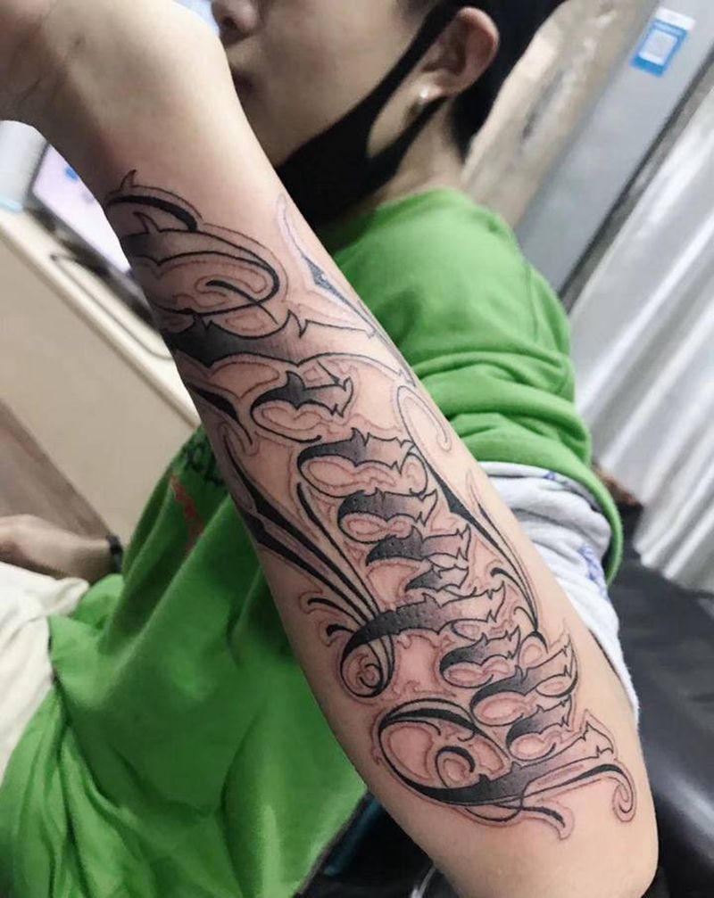 花体纹身图片_手部手臂花体字几何纹身图案