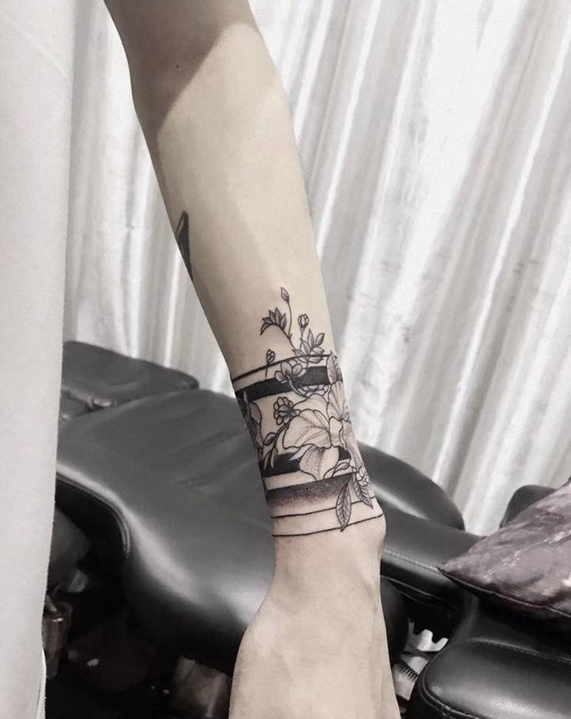 臂环纹身图片_手臂手部新传统点刺纹身图案