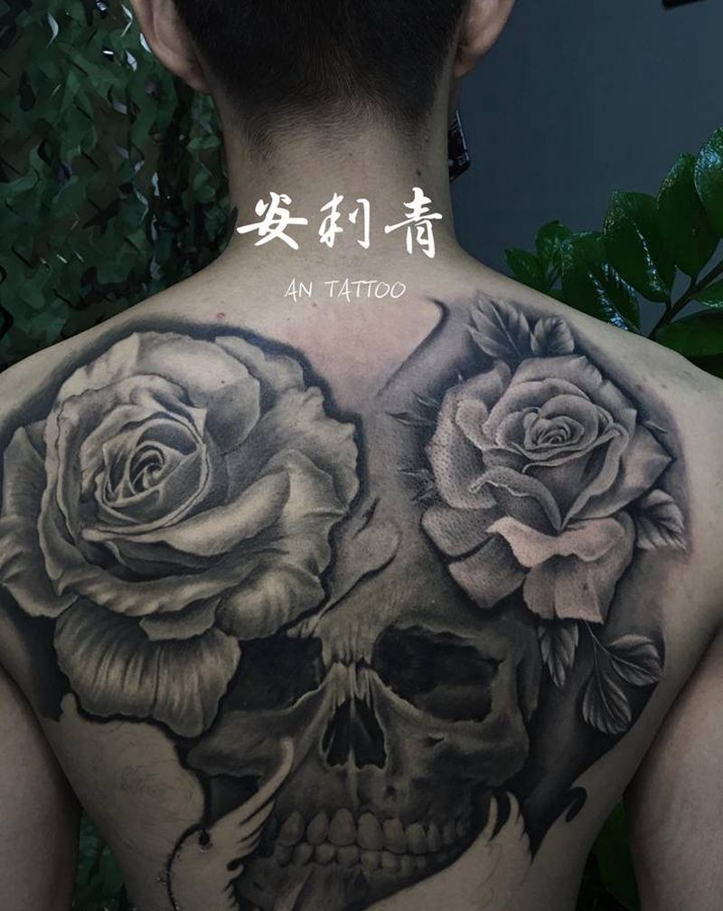 葬礼纹身图片_肩部背部欧美写实黑灰骷髅玫瑰花纹身图案