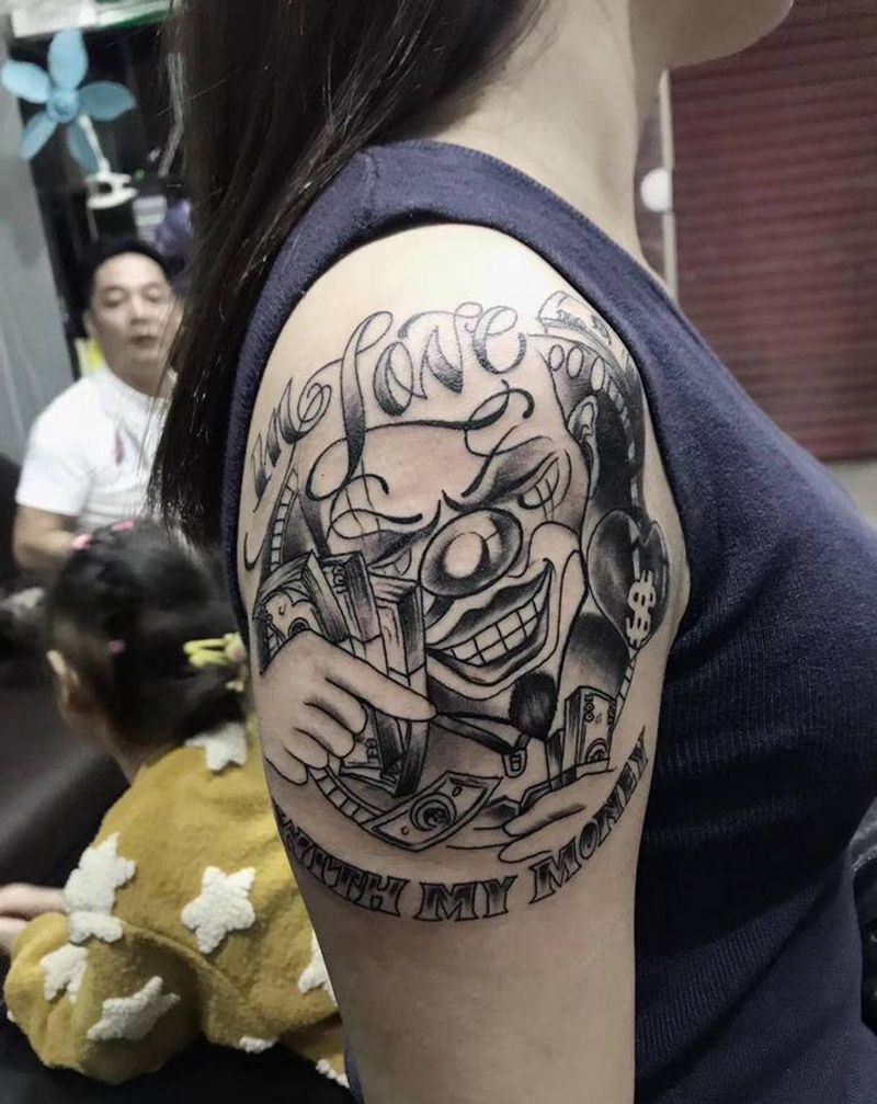 小丑纹身图片_手部手臂Old School新传统纹身图案