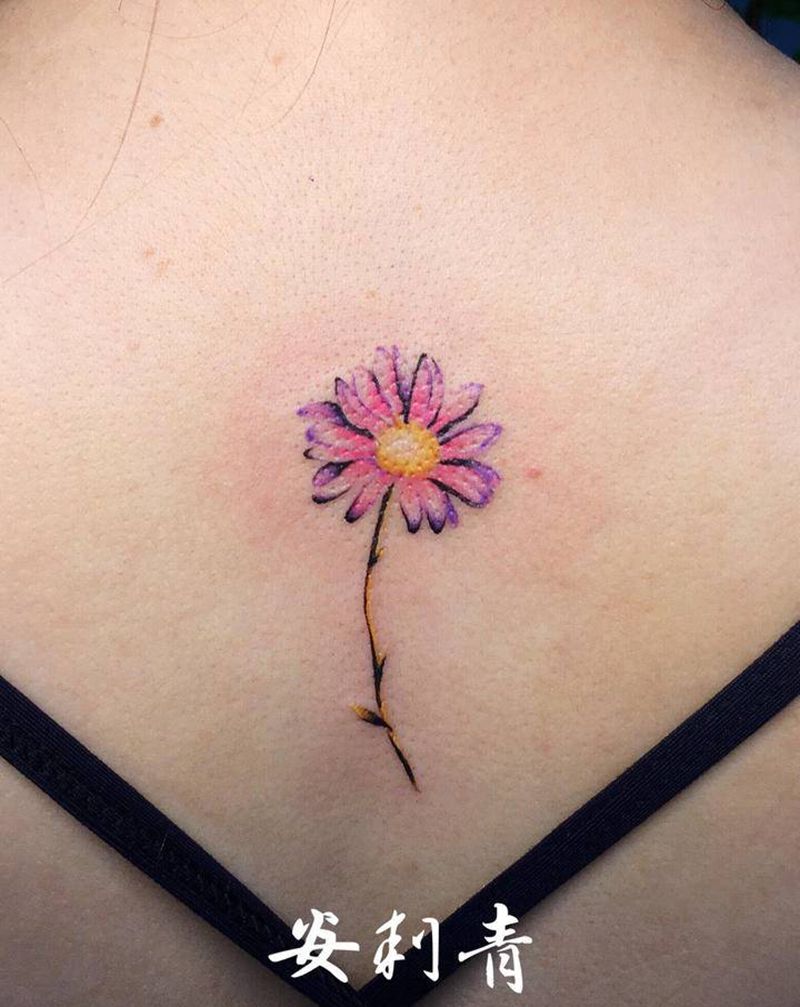 雏菊纹身图片_背部欧美写实水彩花彩色小清新纹身图案