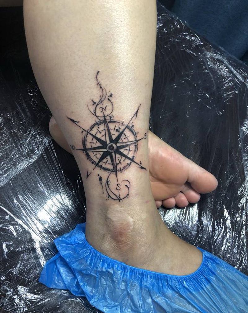 指南针纹身图片_腿部水墨纹身图案