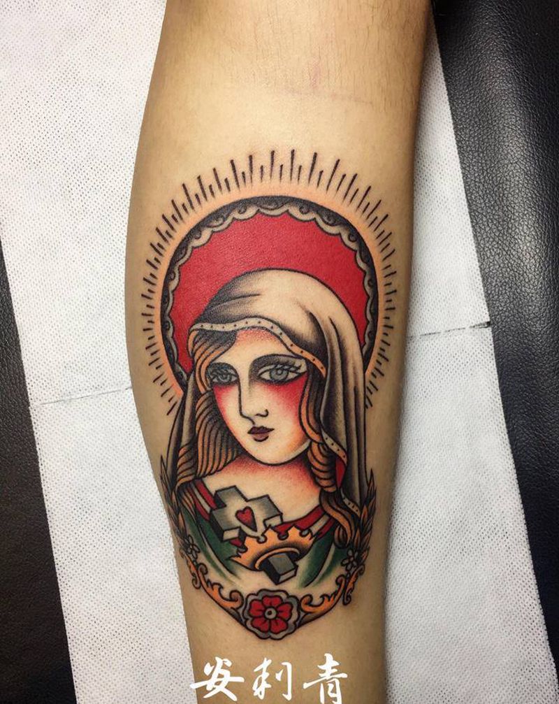 玛利亚纹身图片_腿部脚部Old School彩色十字架皇冠纹身图案