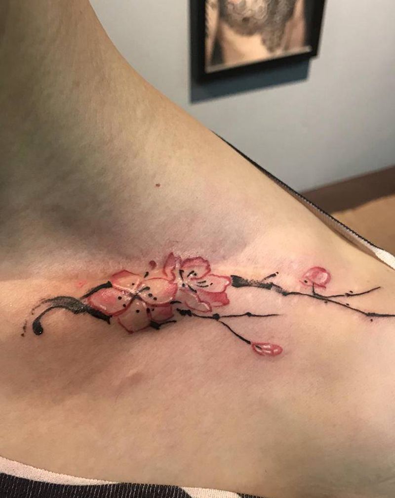 梅花盖疤痕纹身图片_胸部纹身图案