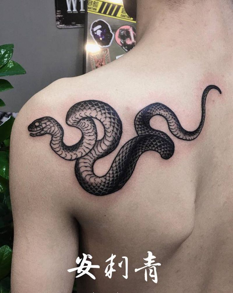 蛇纹身图片_背部肩部欧美写实点刺蛇黑灰线条纹身图案